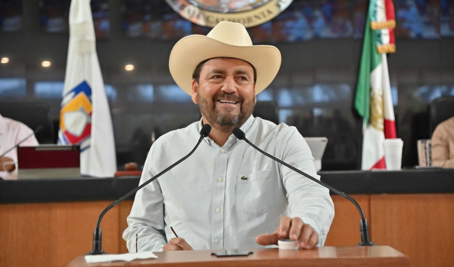 Diputado Venustiano Pérez Sánchez propone reconocer la trayectoria artística de Enoc Leaño...