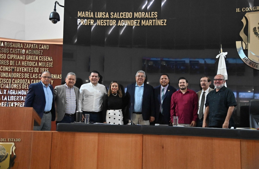 En reconocimiento a sus aportes, devela Poder Legislativo letras doradas de Néstor Agúndez Martínez...